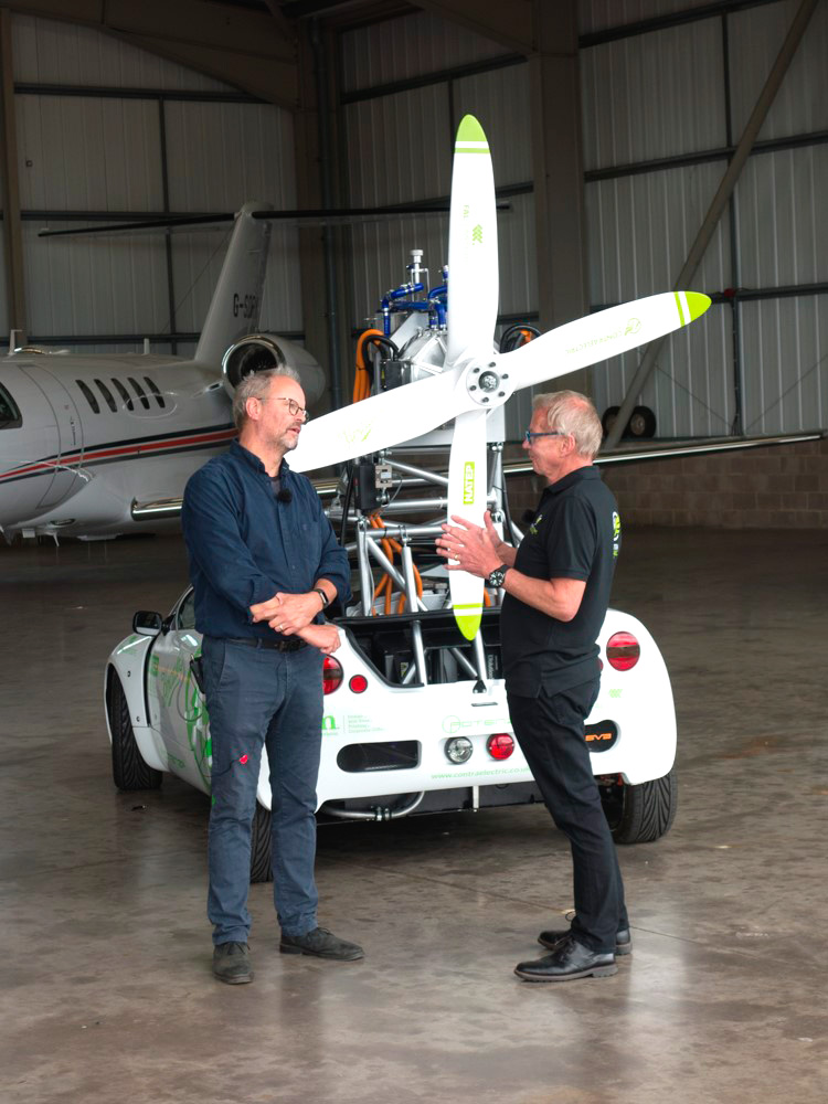 Fully Charged Robert Llewellyn contra electric 1